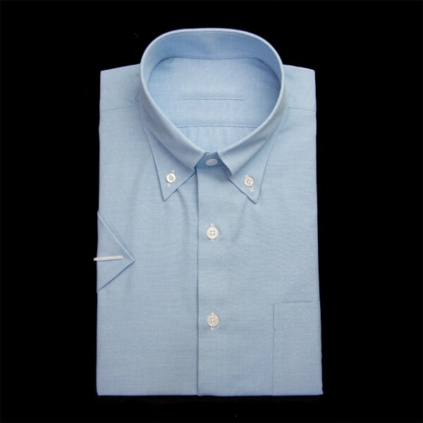 薄いブルーの無地柄 ボタンダウンカラー半袖のワイシャツ
