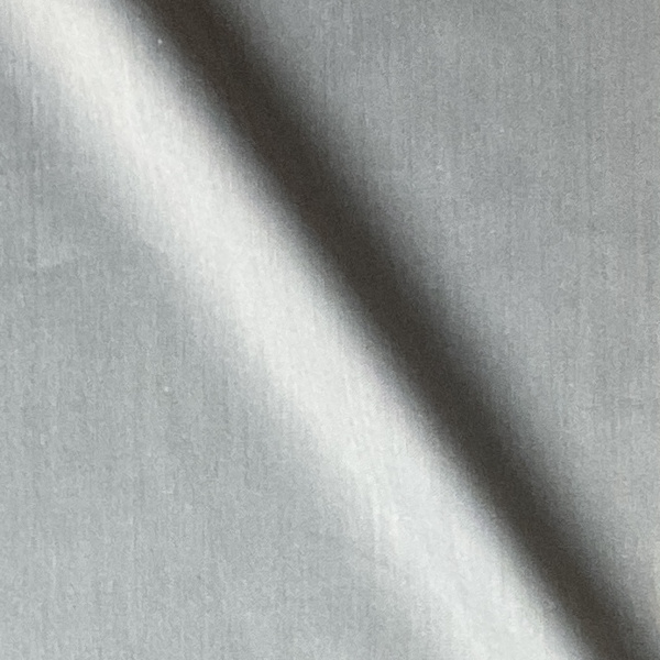 光沢感のある淡いグレーの生地。薄手で丈夫。さらさらとした肌触りです。
