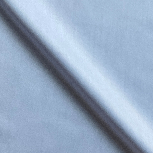 光沢感のある淡いブルーの生地。薄手で丈夫。さらさらとした肌触りです。