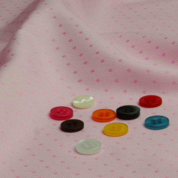 ボタンと明るめピンク特殊の生地