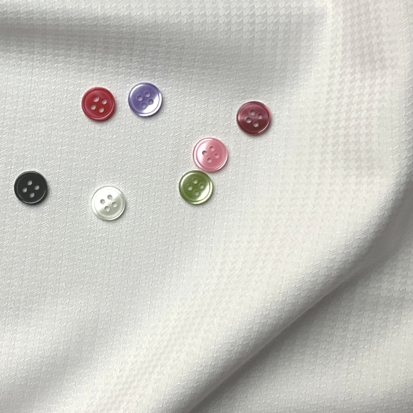 ボタンとの組み合わせでかわいい印象を与えられます
