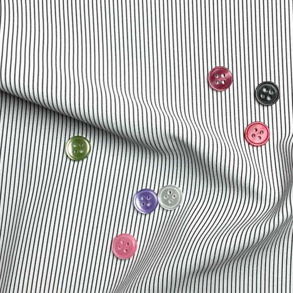 ボタンとブラックストライプの生地