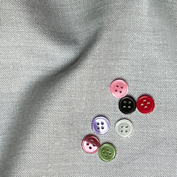 ボタンとの組み合わせでかわいい印象を与えられます