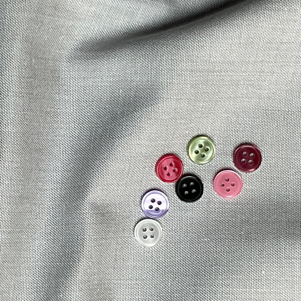 ボタンとグレー無地の生地