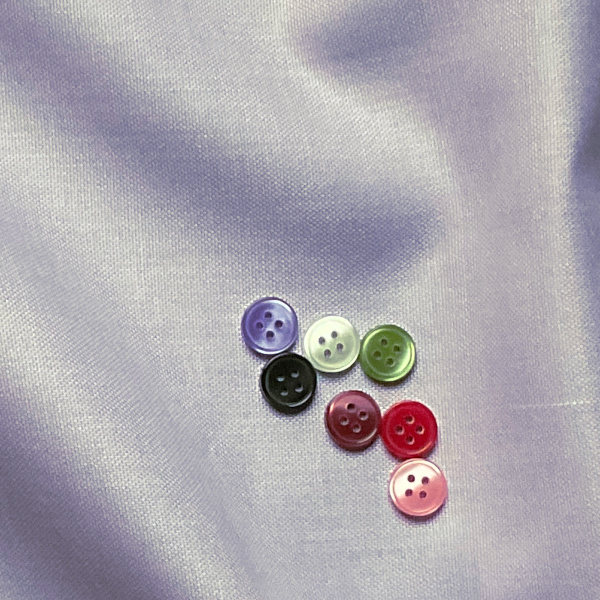 ボタンとパープル無地の生地