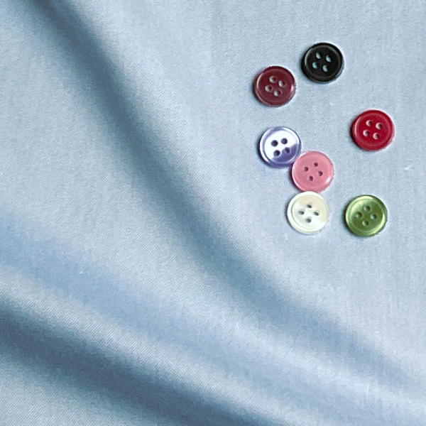 ボタンとブルー無地の生地