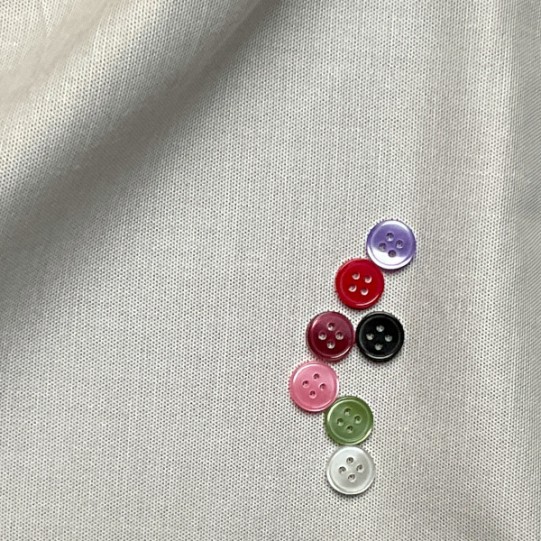 ボタンとベージュ無地の生地