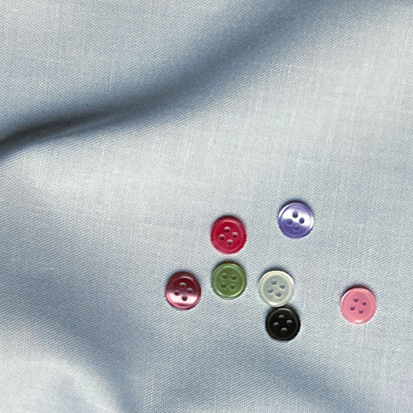 ボタンとライトブルー無地の生地