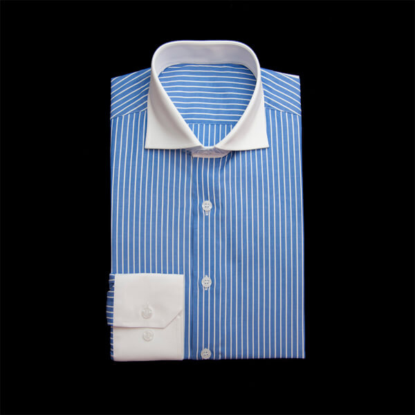 ブルー/ホワイトのストライプ柄 ワイドカラーレギュラー　角落ち（カットオフ）のワイシャツ