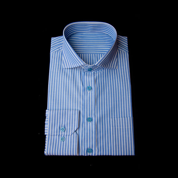 ブルー/ホワイトのストライプ柄 ワイドカラーレギュラー　角落ち（カットオフ）のワイシャツ