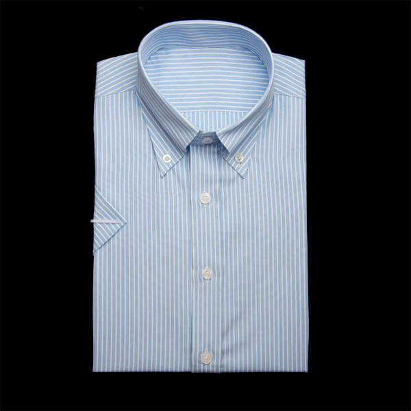 薄いブルー/ホワイトのストライプ柄 ボタンダウンカラー半袖のワイシャツ