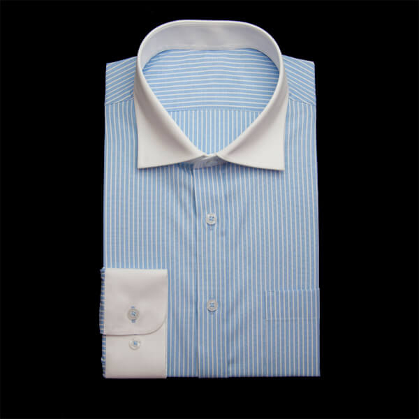 薄いブルー/ホワイトのストライプ柄 ワイドカラーコンバーチブルカフス　ラウンドのワイシャツ