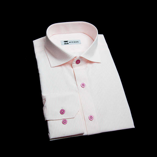 薄ピンクのストライプ柄 ワイドカラーレギュラー　角落ち（カットオフ）のワイシャツ
