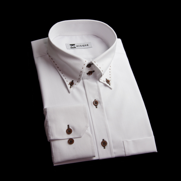 ホワイトの無地柄 ボタンダウンカラー　ドゥエボットーニ　レギュラー　角落ち（カットオフ）のワイシャツ