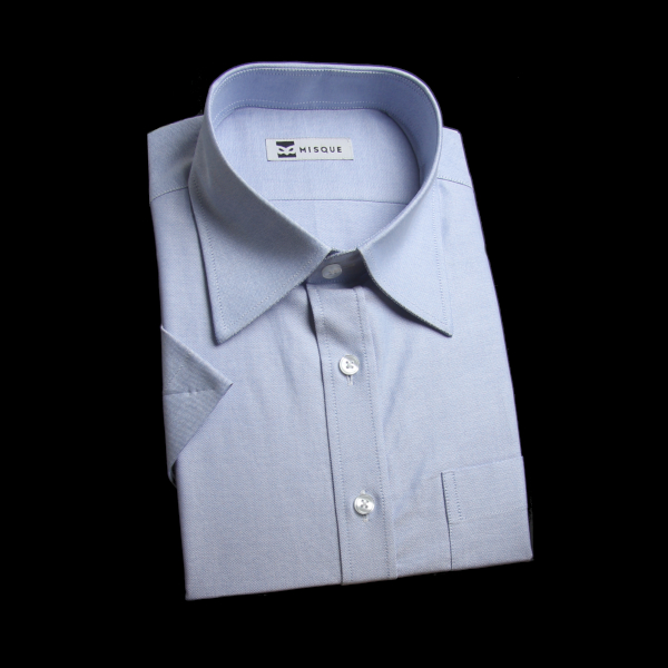 淡いブルーの無地柄 レギュラーカラー半袖のワイシャツ