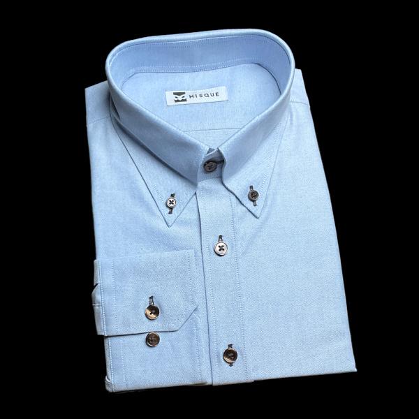 ボタンダウンのブルーシャツ