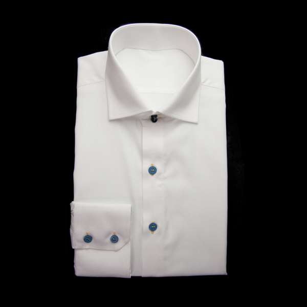 ホワイトの無地柄 ワイドカラー　ドゥエボットーニレギュラー　ツーボタン　角落ち（カットオフ）のワイシャツ