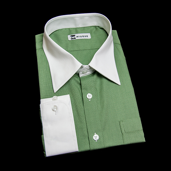 グリーンの無地柄 レギュラーカラーコンバーチブルカフス　ラウンドのワイシャツ
