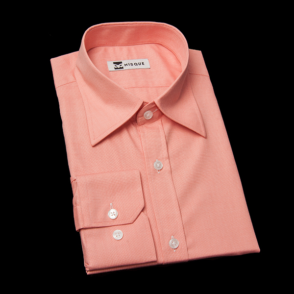 オレンジ/ピンクの無地柄 レギュラーカラーレギュラー　角落ち（カットオフ）のワイシャツ