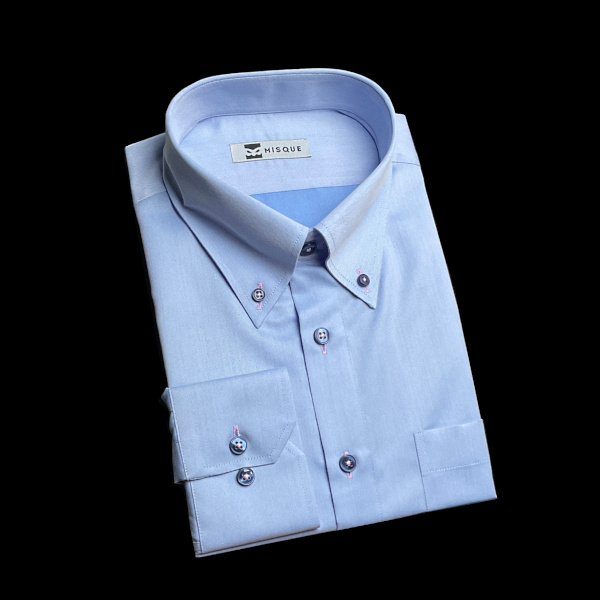 ブルーのボタンダウンシャツシャツ