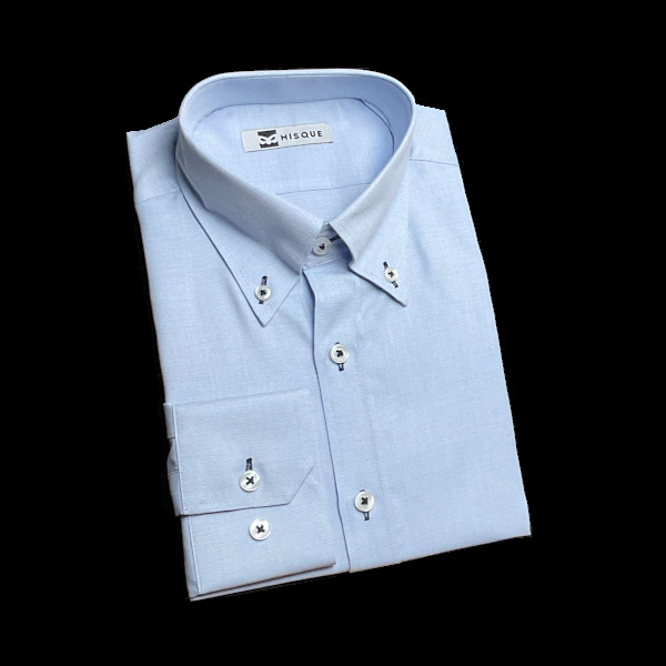 ライトブルーのボタンダウンシャツ